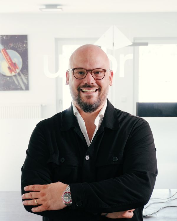 Porträt von Marcel Schöne im Büro von uppr in Möhnesee