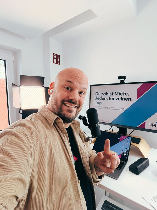 Marcel Schöne vor einem Webinar, im Hintergrund die Präsentation „Du zahlst Miete. Jeden. Einzelnen. Tag.“